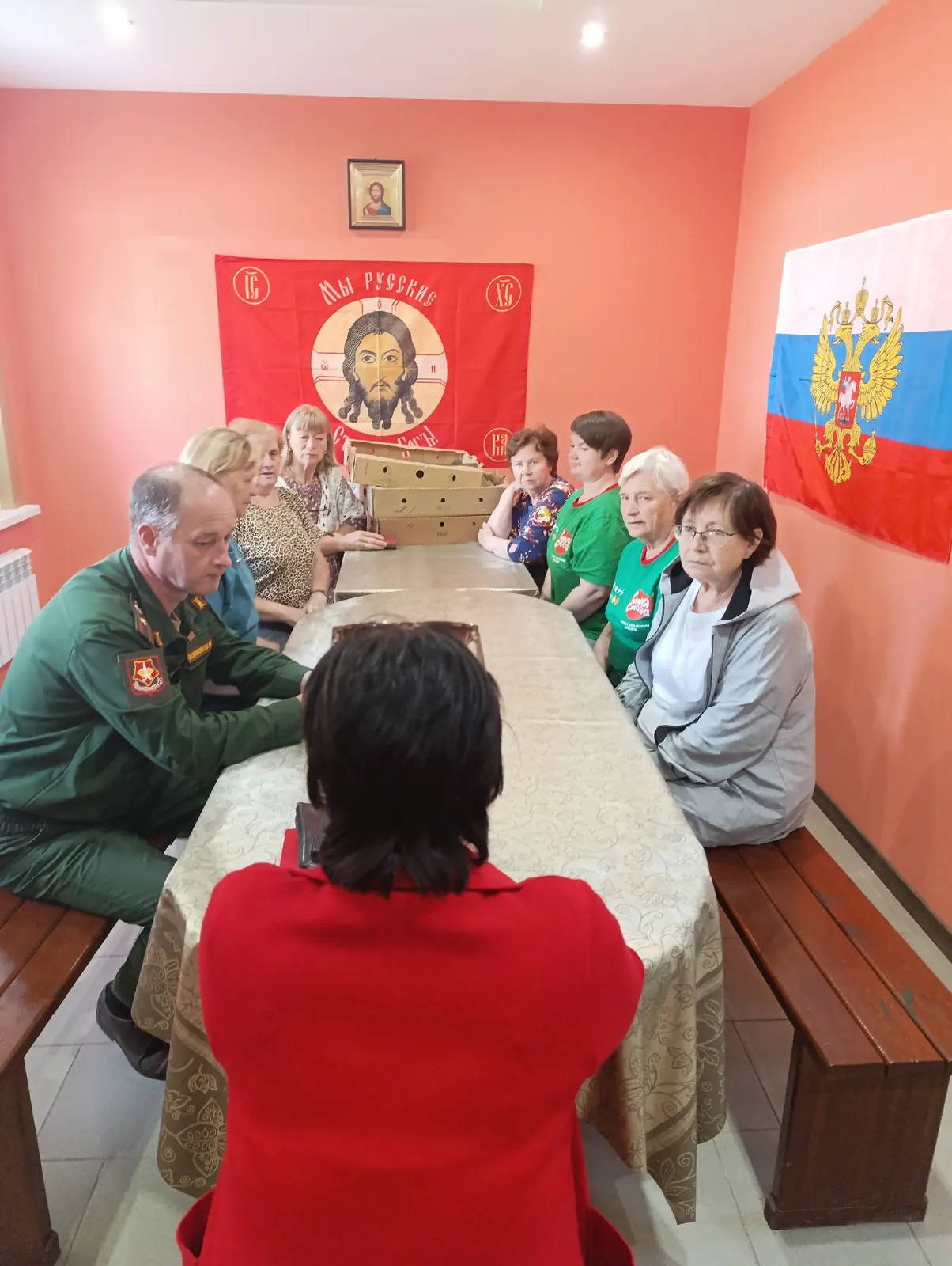 Плели сети с детьми, получили перчатки и белье от мастериц, был в гостях военный.