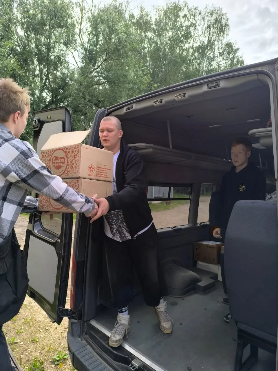 Отгрузили гуманитарку для дивизии, предприниматели помогли, пришла новая помощница.