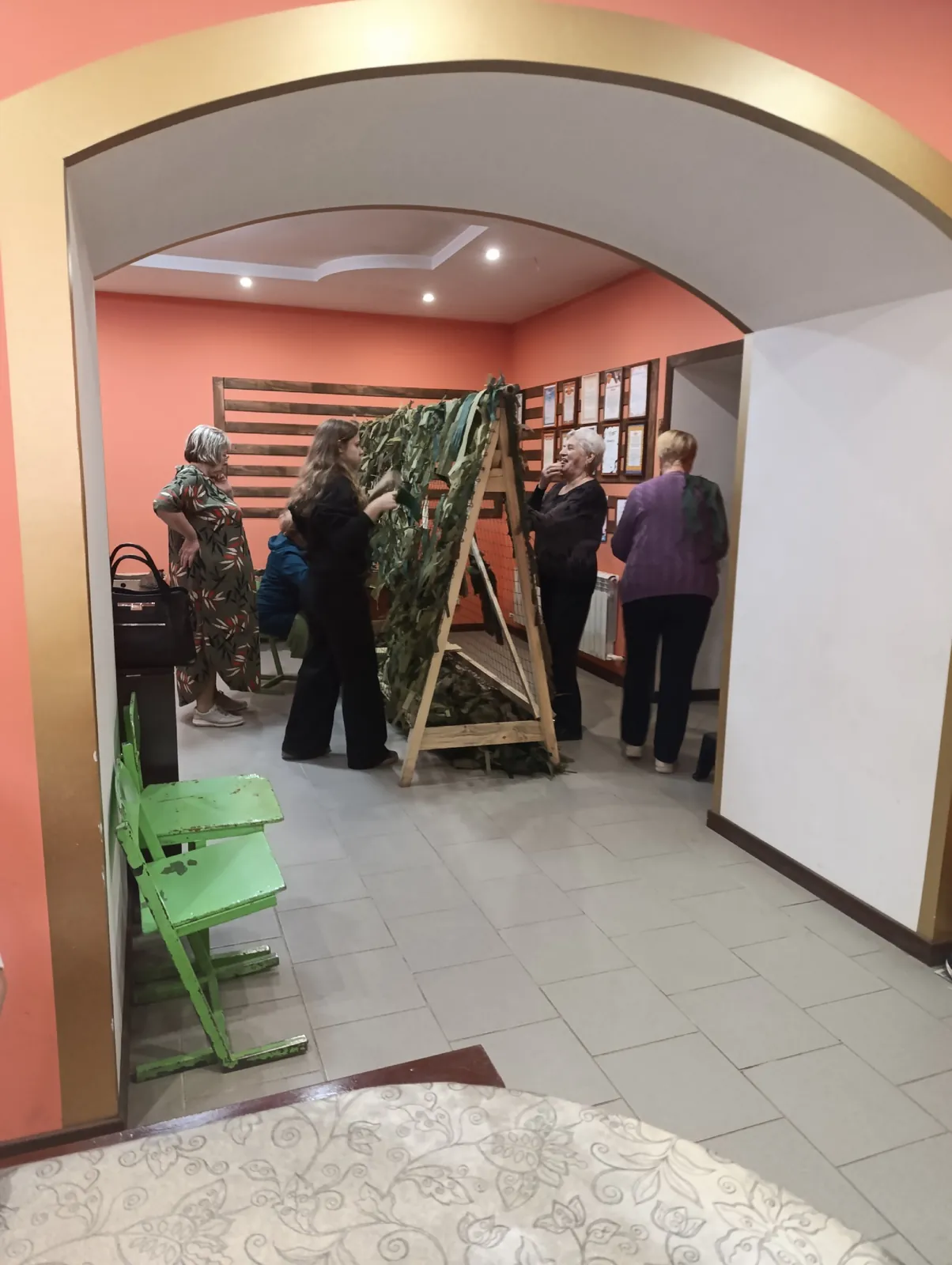Воробьева Гора привезла сеть и 3 000 руб, жительница внесла 4 000 руб, оплатили спонбонд.