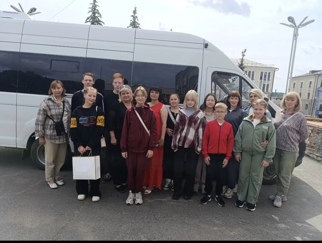 Коллектив и семьи участников СВО ездили в Киров на турнир по дартс, где Полина Морозова прочла стихотворение, а волонтёры работали в школе.