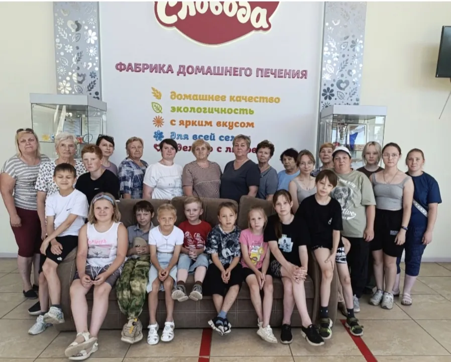 Борок привез готовые сети и взял материал, сотрудники Россельхозцентра внесли взнос, организована экскурсия на фабрику печенья для семей.