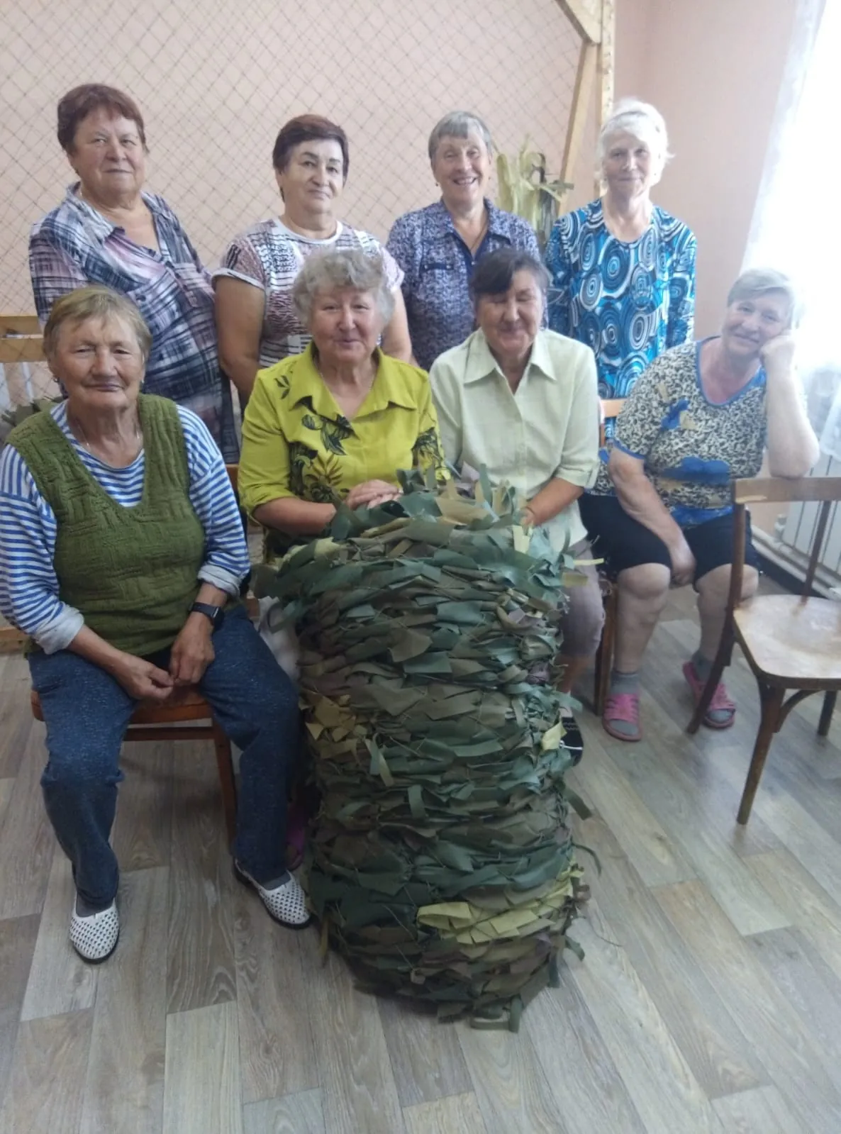 Привезли готовую сеть из Обухова, отец солдата подарил сборник стихов участника СВО с посвящением волонтерам.
