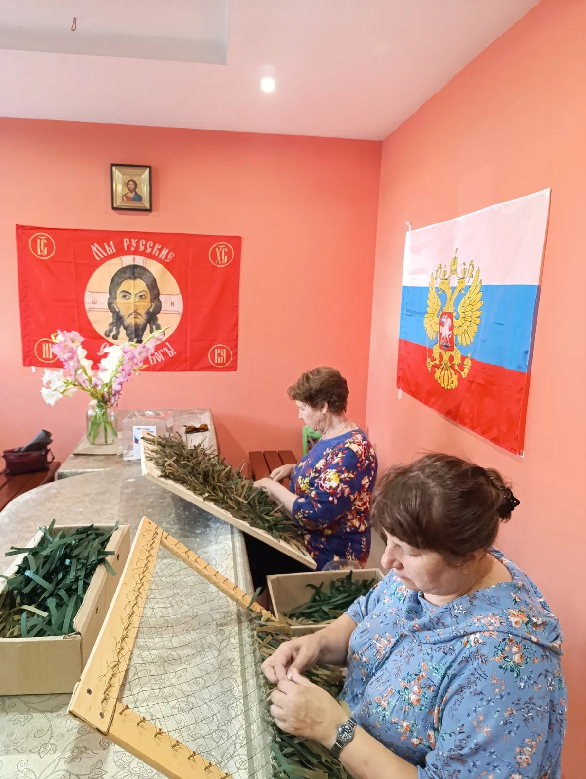 В понедельник в школу шли люди: кто работать, кто сдавать баночки и готовые сети. Обухово привезло сети и открытки, Никита сплёл пятый нашлемник.