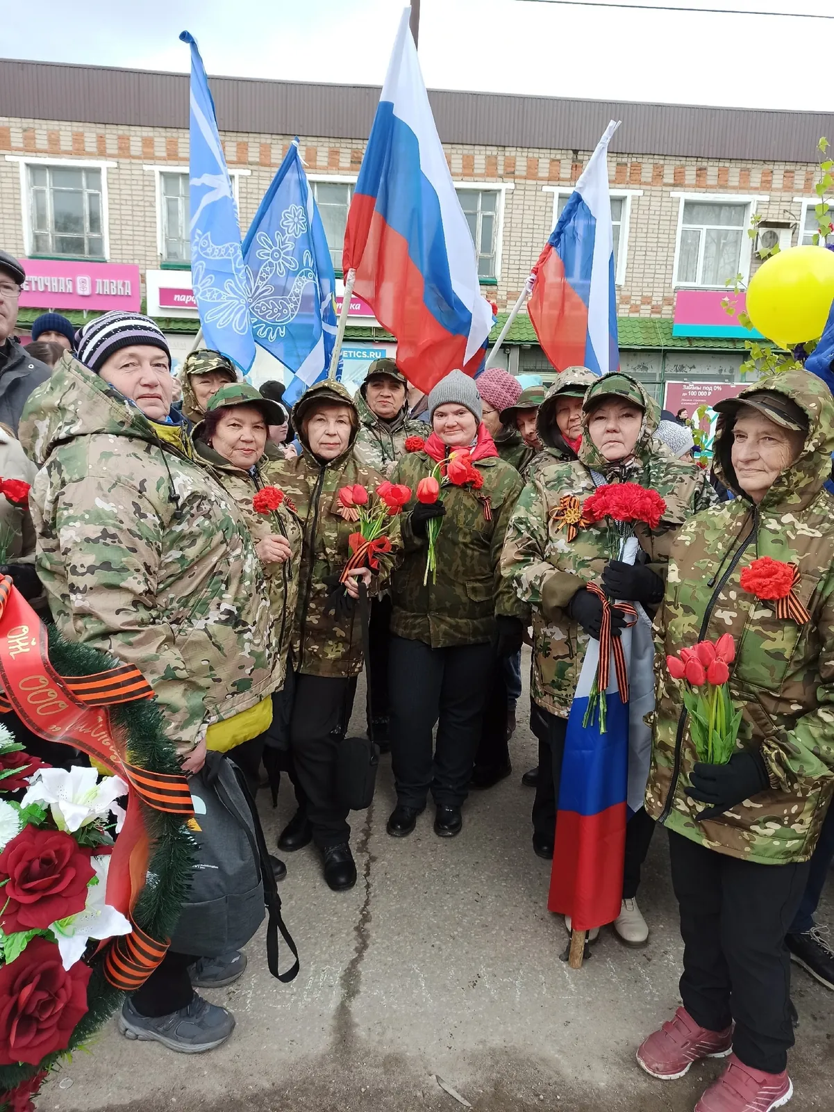 Коллектив участвовал в праздничном шествии 9 Мая, к строю присоединился солдат.