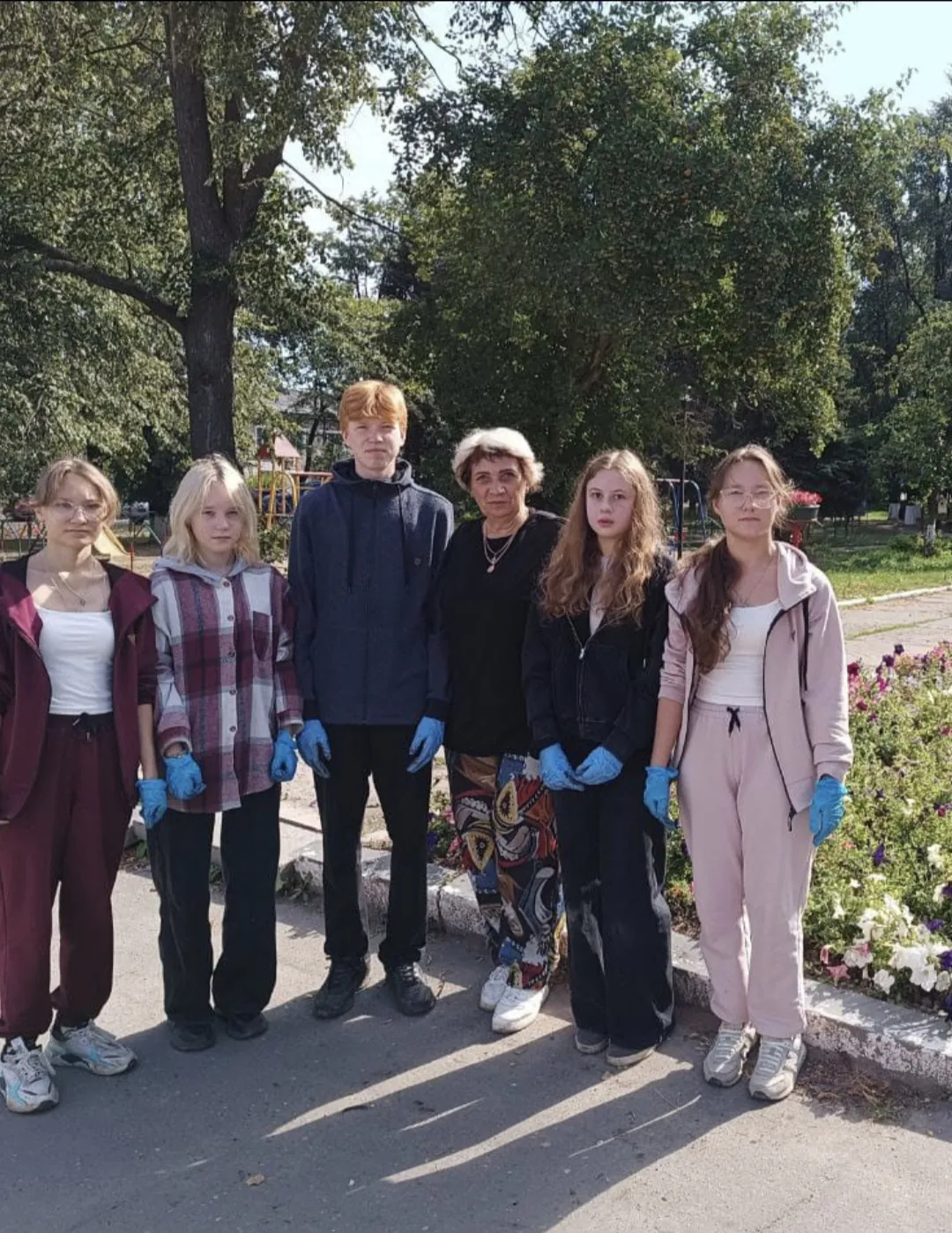 Молодёжный десант ухаживал за клумбой в парке. Из Лесниково привезли 93,5 кг парафина и воск. Купили дешёвое сетевое полотно и плёнку на сертификаты.