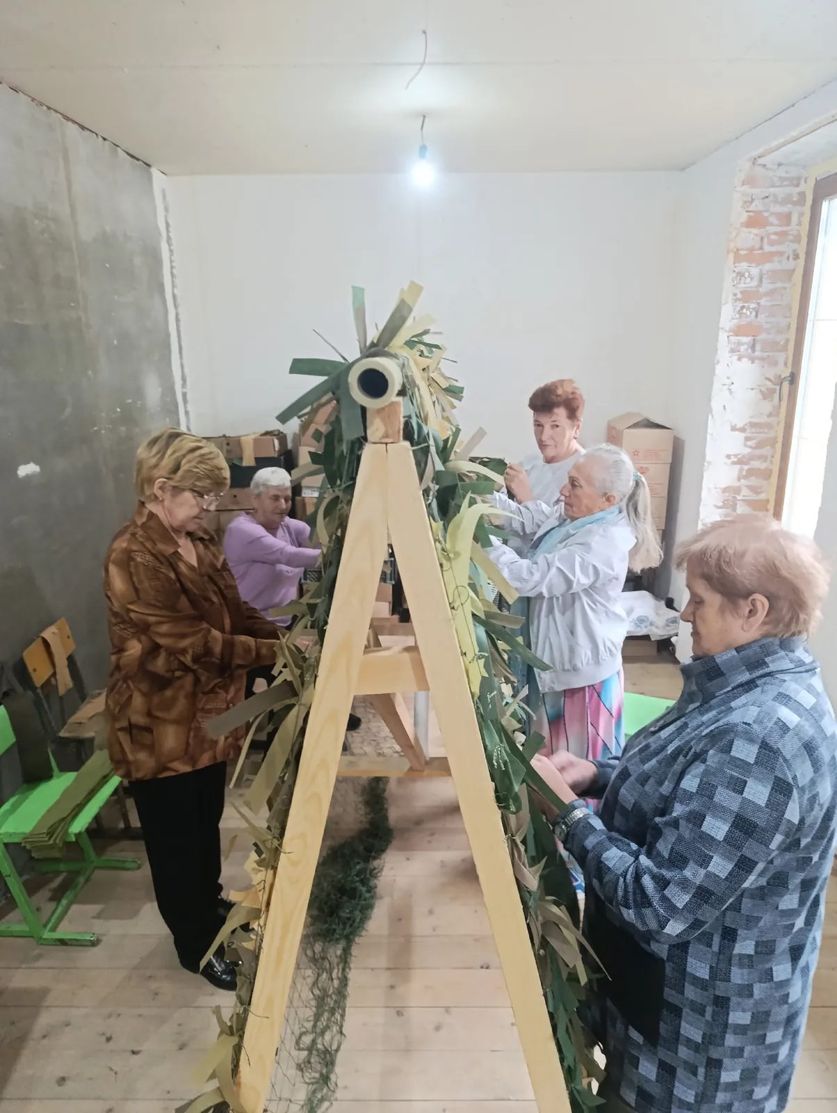 Принесены термосы, огарки для свечей и одежда, поселение Лесниково сдало готовую маскировочную сеть.
