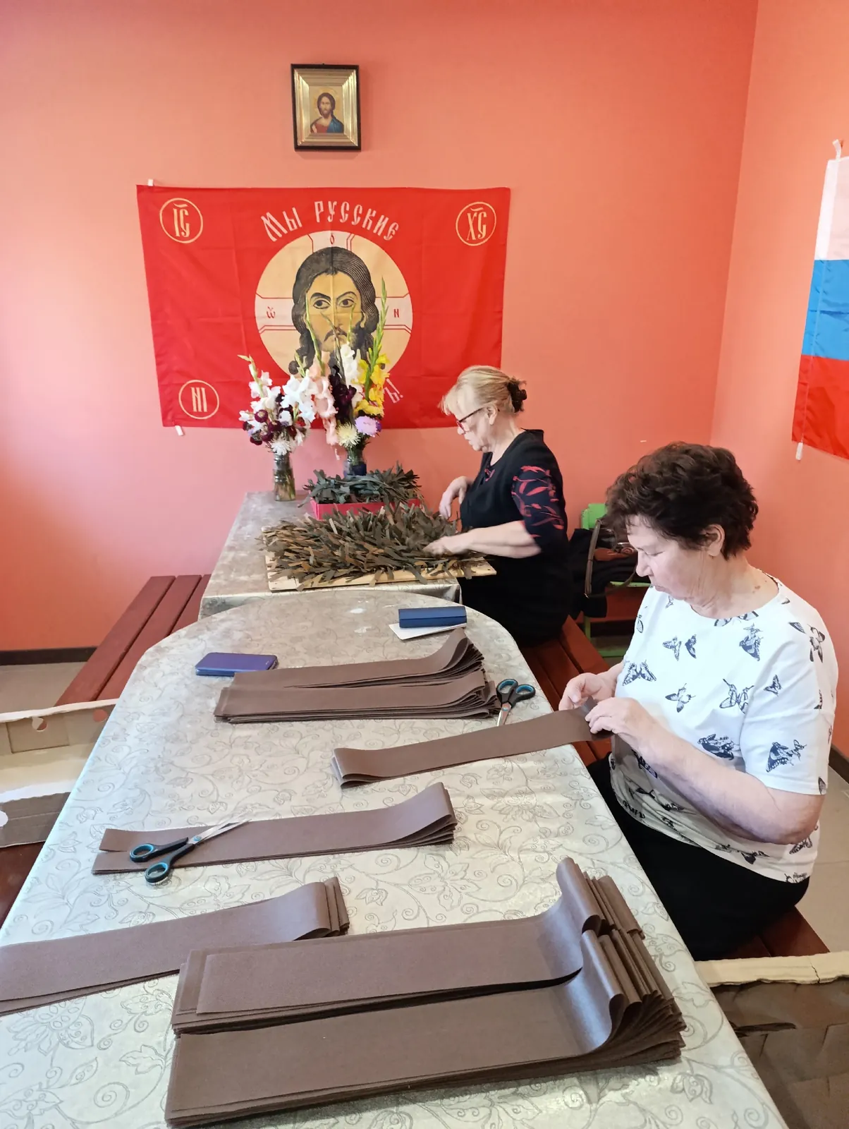 Рабочий день по графику в две смены. Жители приносят гуманитарную помощь и пожертвования в копилку, готовятся к празднику.