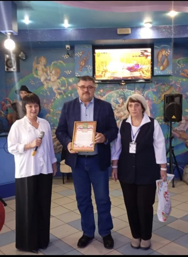 Вручение благодарности председателю колхоза. Поселения передают денежные сборы, гуманитарную помощь. Техникум оперативно доставил пять мешков шишек.