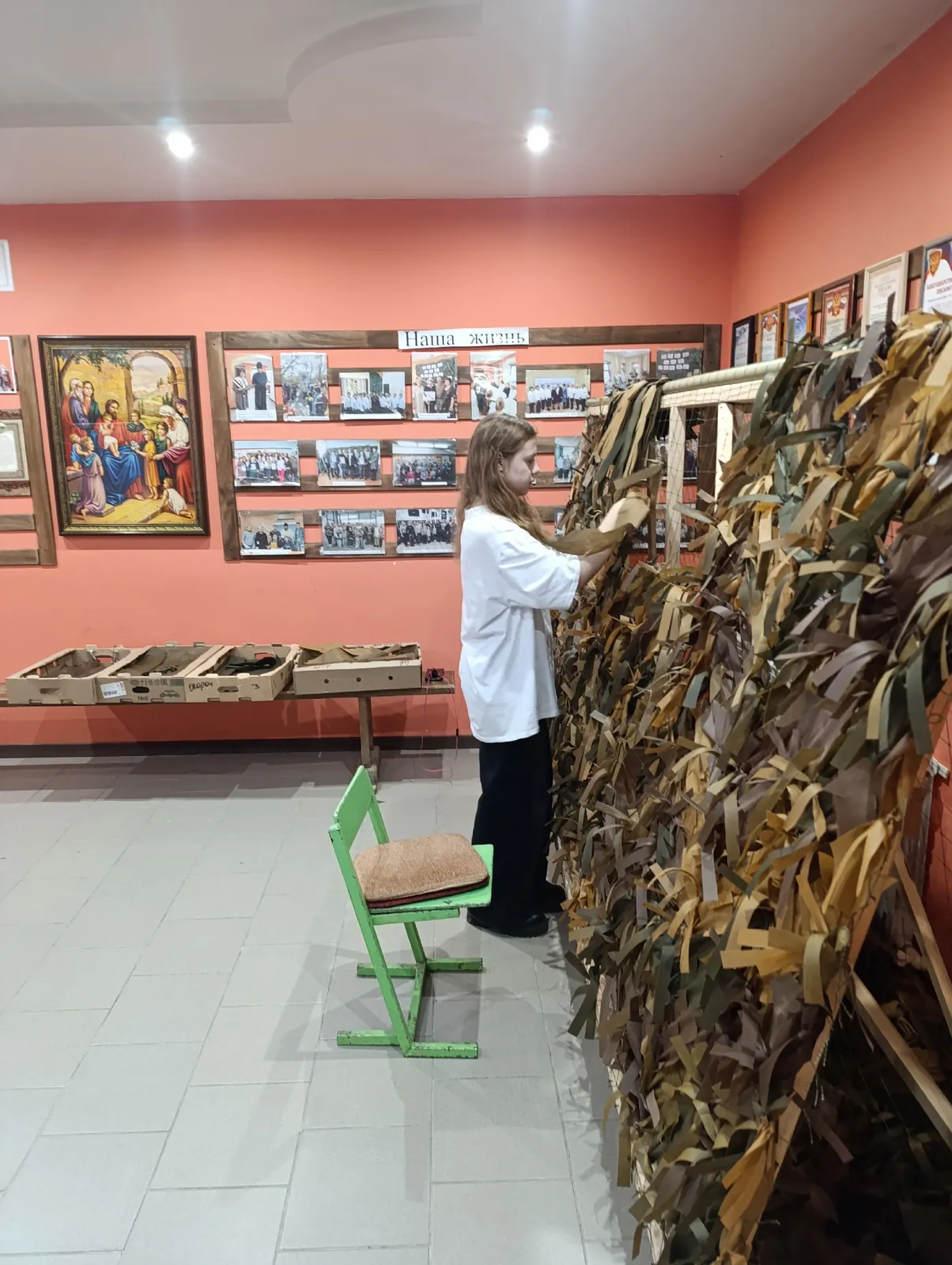 Вторник: школьники на каникулах помогают в цехе, семья Крупиных передала банки для свечей, из Борка привезли две сети.