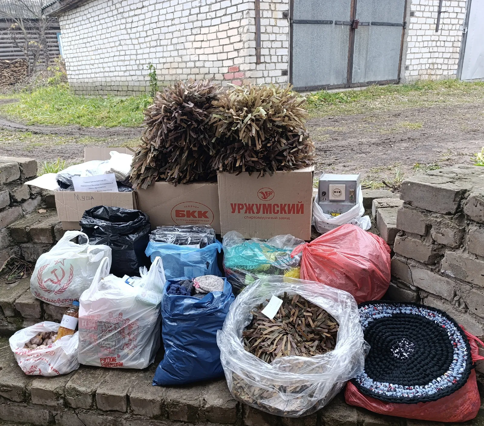Суббота: отправлена гуманитарная помощь, был визит военнослужащего в отпуске, школьники помогают в цехе, Лесниково привезло сеть.