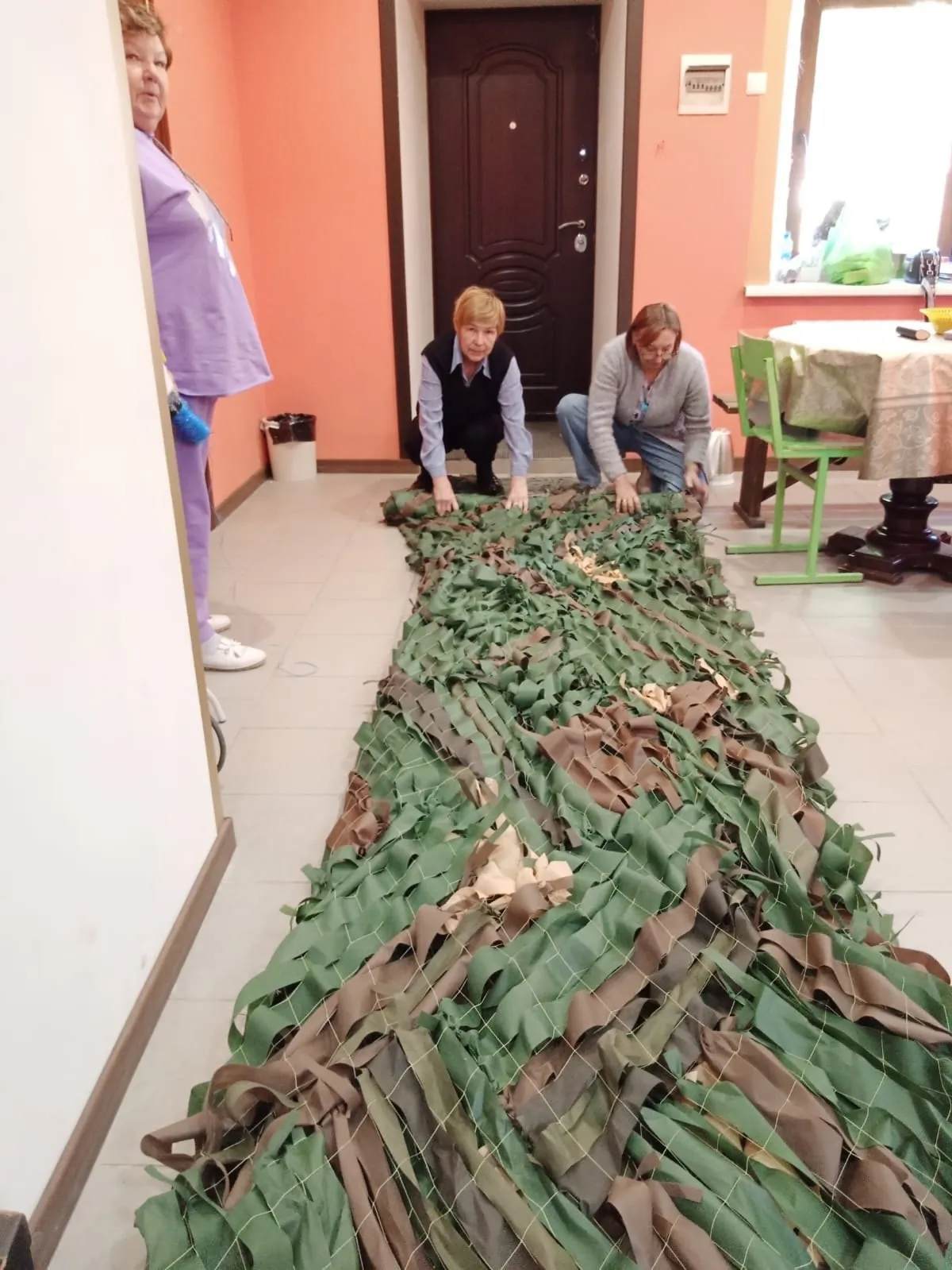 В воскресной школе многолюдно, доплели сеть по заказу, люди несут гуманитарку и банки для свечей.