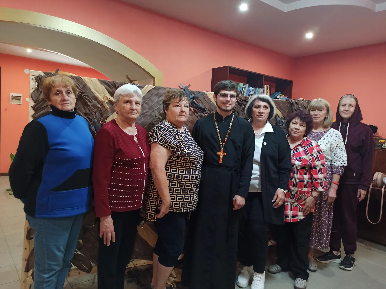 Насыщенный день: помощь молодёжи, визит отца Михаила, вручение благодарности в Думе, вечером посадка цветов в парке.