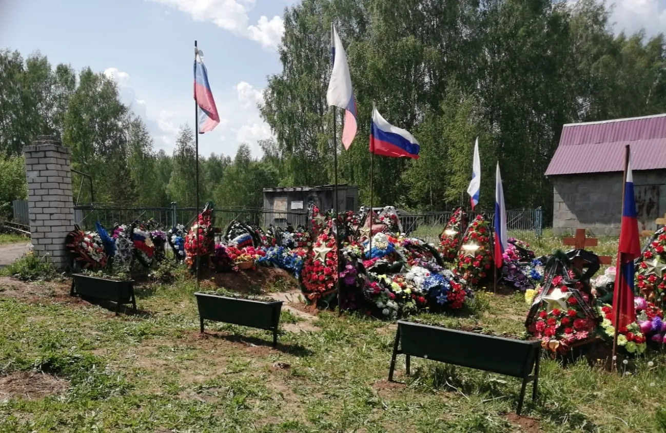 Женщины Воскресной школы высадили цветы на Аллее Славы, художник передал икону для бойцов, работа по плетению сетей и приему гуманитарки кипела.