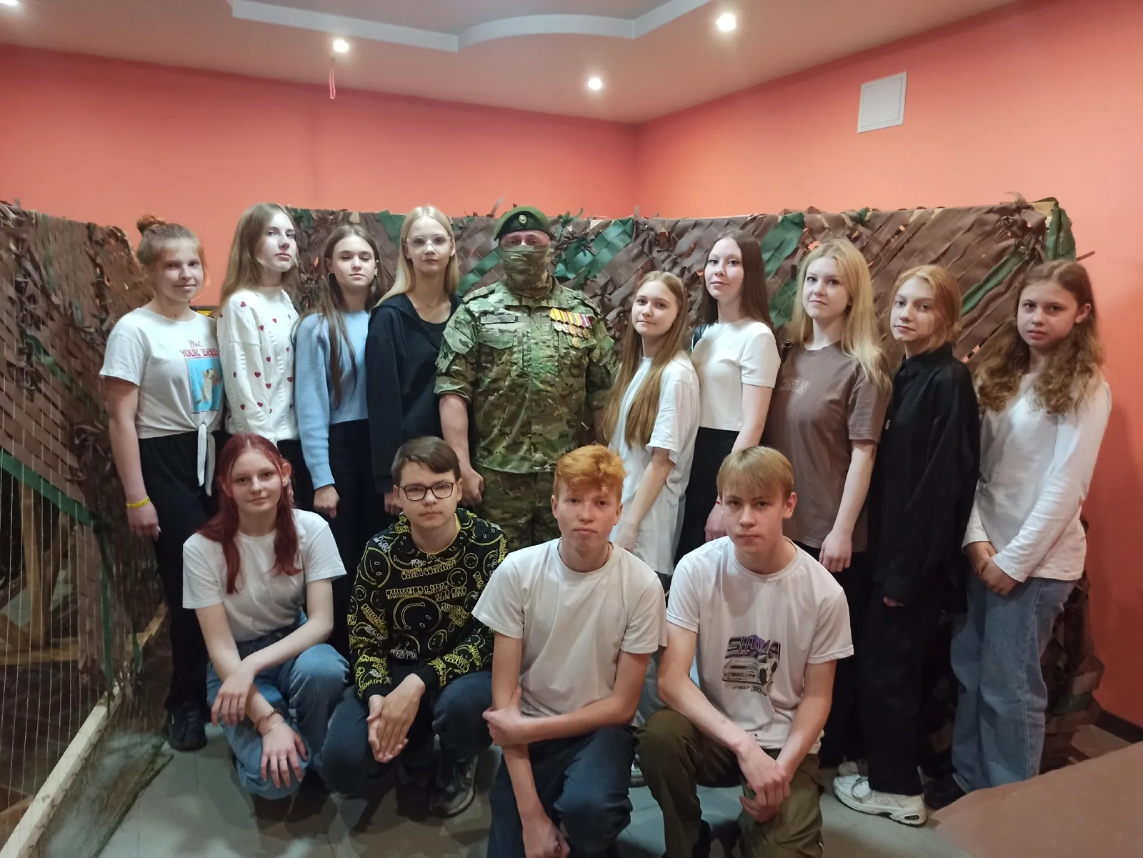 В гости пришел офицер, рассказал о важности сетей, позже неизвестный принес для передачи иконки и крестики.
