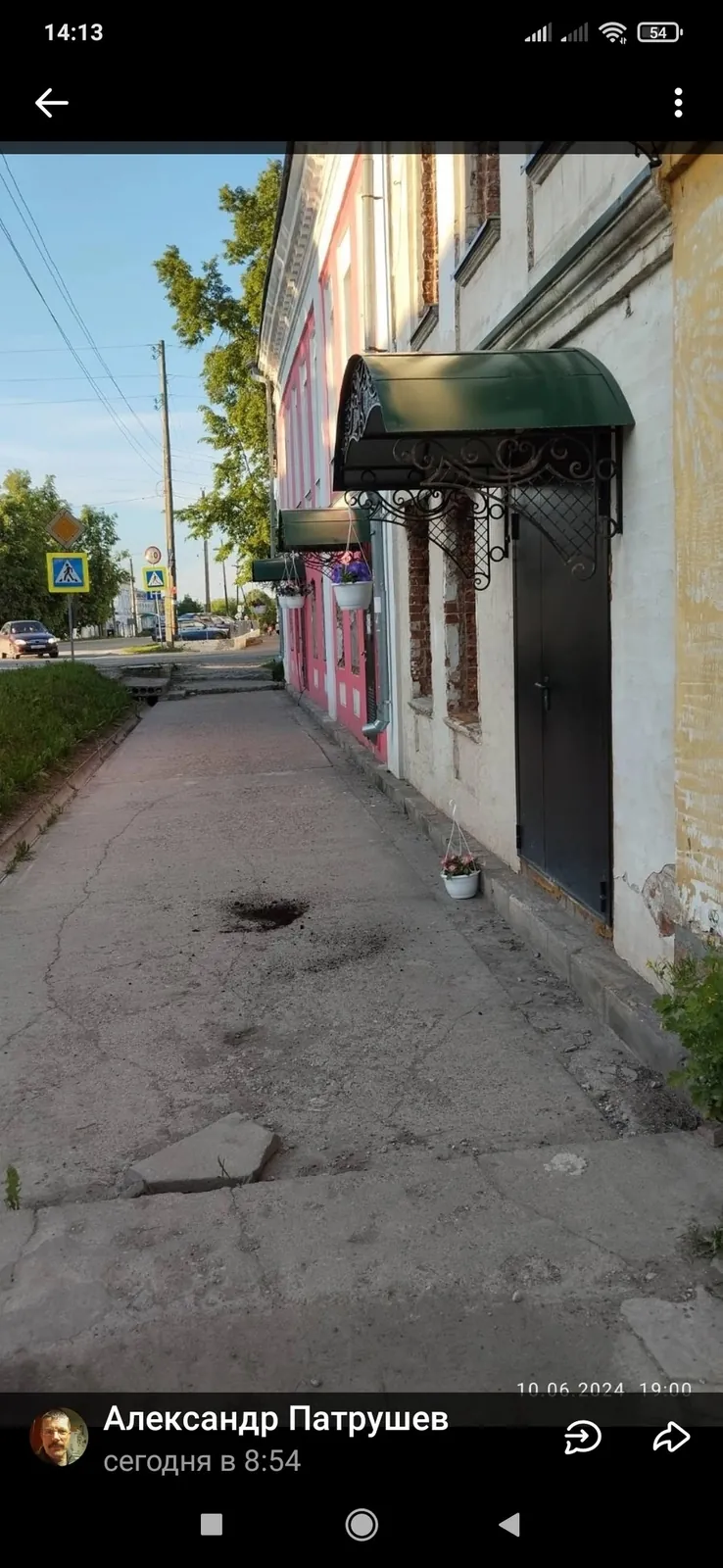 Вандализм у здания школы не останавливает работу; люди несут помощь, волонтёры закупают материалы.
